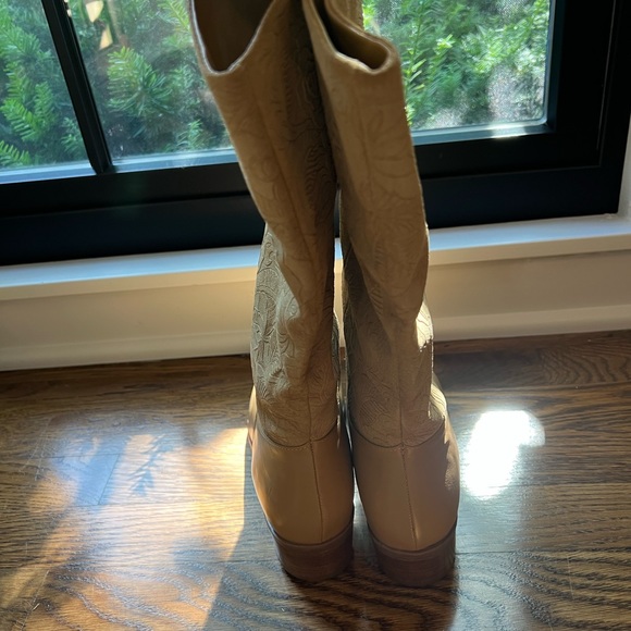 Markon size 8 leather/suede upper boho rose embossed suela boots. Never worn. - Picture 3 of 6